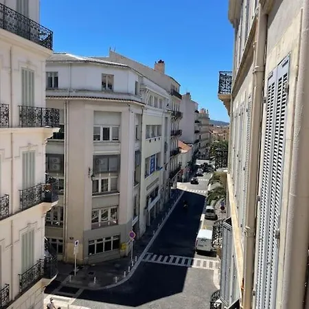 Apartament Charme, Commerces, Restaurants, Gare, Climatisation, Vaste Entierement Equipe Tulon